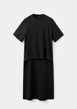 Camiseta negra de algodón, con mangas cortas y diseño asimétrico de corte más largo en la parte trasera.