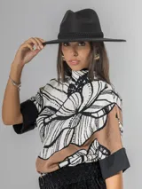 Sombrero de gamuza color tostado, estilo cowboy, con ala ancha y detalle de trenzado en la base de la copa.