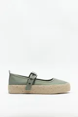 Zapatilla verde con tira ajustable y hebilla metálica, suela de yute con plataforma de 3,5cm.