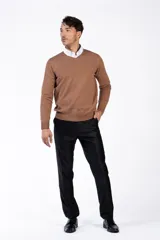 Sweater marrón de punto con cuello en V y mangas largas.