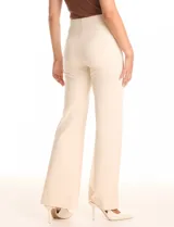 Pantalón wide leg color beige de tiro alto con cintura elastizada y costura central pespuntada a lo largo de la pierna.