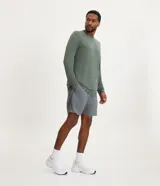 Bermuda deportiva masculina de tejido plano, con cintura elástica y cordón de ajuste. Presenta bolsillos laterales, recortes laterales texturizados, aberturas en el ruedo y un bolsillo con cierre en la parte trasera.