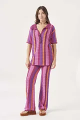Pantalón de tejido crochet a rayas verticales en tonos rosa, naranja y violeta, de corte palazzo.