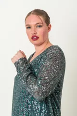 Blusa de fiesta con lentejuelas plateadas y verde esmeralda, forrada en viscosa, con escote en V y mangas tres cuartos.