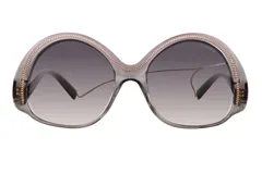 Lentes de sol Azzaro de edición limitada con armazón de acetato transparente en tono gris y detalle de cadena metálica dorada en el borde superior. Presentan cristales degradados y patillas finas de metal.