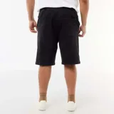 Bermuda de jean negra, de corte clásico y relaxed fit, con cintura elástica ajustable mediante cordón en contraste.