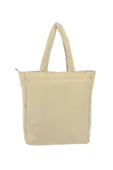 Bolso negro tipo tote bag con diseño acolchado y logo de la marca en el centro.