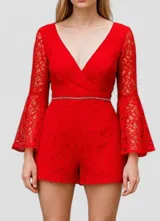 Mono corto de encaje rojo, con escote en V, mangas largas acampanadas y cinturón fino con strass.