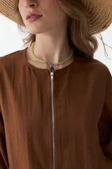 Campera negra corta con cierre frontal y mangas anchas.