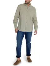 Camisa de manga larga color verde militar, confeccionada en algodón orgánico. Cuenta con cuello camisero, cierre frontal con botones de madera, un bolsillo en el pecho con logo bordado y mangas ajustables.