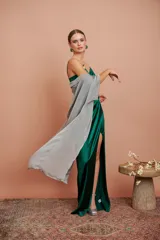 Kimono de gasa color plateado.