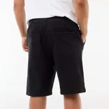Bermuda de jean negra, de corte clásico y relaxed fit, con cintura elástica ajustable mediante cordón en contraste.