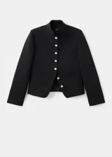 Chaqueta corta negra de cuello alto mao, con cierre frontal cruzado de botones dorados metálicos, hombreras estructuradas y mangas largas con botones en los puños.