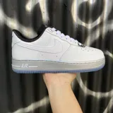 Championes Nike Air Force 1 07 Se de corte bajo, con capellada de cuero sintético blanco, entresuela plateada y suela translúcida. Presenta detalles en negro en el interior del cuello y lengüeta.
