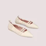 Bailarinas de punta fina color marfil con dos tiras horizontales y hebillas metálicas.