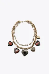 Pack de dos collares dorados. Uno de múltiples piezas metálicas y otro de eslabones con colgantes de corazones labrados y esmaltados en resina a color. Ambos con cierre de mosquetón.