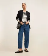 Suéter de punto con cuello redondo y rayas horizontales rojas y blancas.