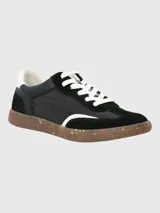 Zapatillas urbanas de diseño deportivo, color negro con detalles en blanco y suela de goma color caramelo con efecto moteado.