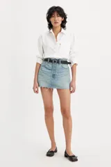 Minifalda de jean celeste con lavado claro, tiro alto, cinco bolsillos, cierre frontal con botón metálico y ruedo desflecado.