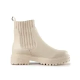 Bota corta color hueso de símil cuero, con panel elástico en los laterales, lengüeta en el talón y base con taco bajo.