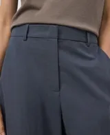 Pantalón de mujer color gris azulado, de corte recto y pierna ancha, tiro medio/alto, con trabillas para cinturón y bolsillos laterales y de vivo en la espalda.