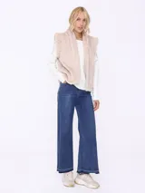 Pantalón de jean azul de corte ancho.