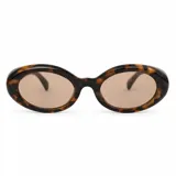 Lentes de sol con armazón ovalado de acetato traslúcido en tono gris oscuro y lentes oscuros.