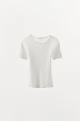 Camiseta de punto acanalado con cuello redondo y mangas cortas, de corte ajustado.