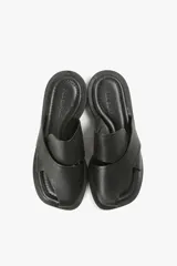 Sandalias planas de cuero color blanco hueso, con dos tiras anchas cruzadas en la parte superior y diseño minimalista.