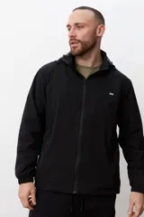 Campera negra con capucha y cierre frontal.