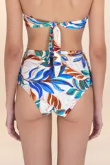 Calzón de bikini tiro alto con frunces laterales y estampado botánico en tonos azules, marrones y verdes sobre fondo blanco.