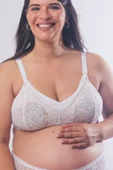 Bralette maternal de encaje blanco, sin aros, con copas forradas en algodón y clip de apertura frontal en los breteles para facilitar la lactancia.