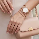Reloj analógico de mujer con caja redonda de metal color oro rosa y malla de acero tipo milanesa. Presenta una esfera minimalista con índices simples y movimiento de cuarzo japonés.