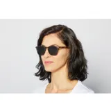 Lentes de sol Izipizi modelo #E, con montura redonda de carey y lentes grises no polarizadas.