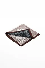 Pañuelo cuadrado estilo bandana con estampado paisley en tonos marrón, blanco y negro.