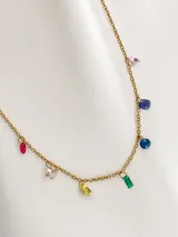 Gargantilla de cadena fina en acero quirúrgico dorado, con dijes colgantes de piedras de colores en diversas formas y tamaños.