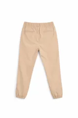 Pantalón tipo jogger color beige, con cintura elástica ajustable mediante cordón y puños elásticos en los tobillos.