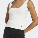Musculosa blanca de corte ajustado, cuello cuadrado y breteles anchos.