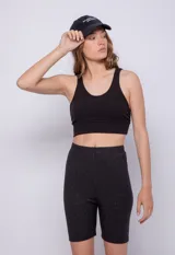 Calza ciclista negra de tela brillante con textura acanalada.