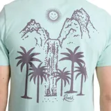 Remera celeste de manga corta con logo de la marca Roark estampado en el pecho.