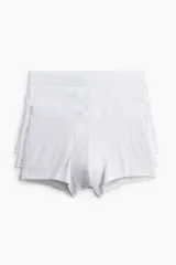 Pack de tres calzoncillos tipo trunk cortos de color blanco, confeccionados en tejido elástico con costuras planas, cintura elástica y parte delantera forrada.