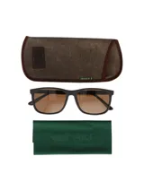 Lentes de sol RKF Viterbo para hombre, con montura rectangular negra y lentes marrones. Incluye estuche rígido marrón y paño de limpieza verde.