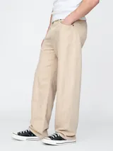 Pantalón de corte recto confeccionado en tejido de lino, con cierre de botón y cremallera, y bolsillos laterales.