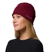 Gorro tipo beanie de polar color bordó, con tecnología Omni-Heat™ y logo de la marca bordado en el frente.