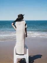 Remerón tejido de punto color azul marino con calados, cuello estilo camisa en verde oscuro con rayas blancas y verdes, y logo bordado en blanco en el pecho.