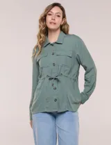 Sobrecamisa beige de lino liviano, con cuello camisero, cierre frontal de botones carey y bolsillos en el pecho. Cuenta con cordón ajustable en la cintura y mangas largas.