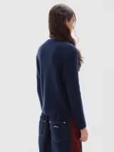 Jean barrel colorblock de denim azul marino y pana bordó, con pierna ancha que se estrecha hacia el tobillo. Presenta cintura ajustada y corte relajado en cadera y muslo.