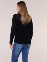 Buzo tejido fino de Allie Rose en color beige, con escote en V, costura central expuesta, mangas largas con puño ajustado y diseño relajado.
