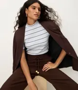 Blusa de ribana color marrón con rayas horizontales blancas, cuello medio, mangas cortas y corte ajustado.