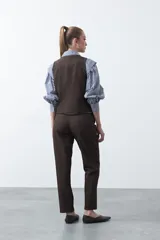 Pantalón negro de corte recto, con cintura definida y bolsillos funcionales.